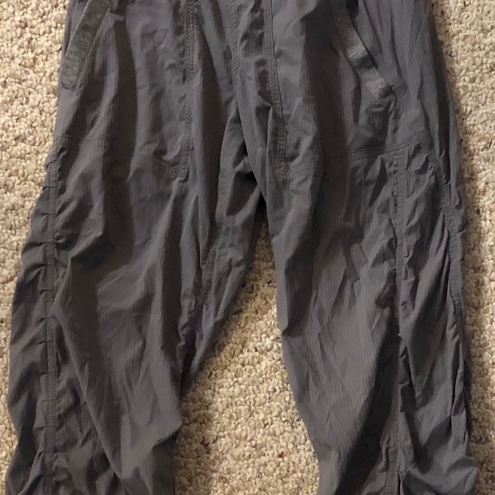 Ivivvia Grey Cropped Pants